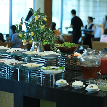 Ramee Grand Hotel And Spa Manama Exterior foto A buffet at a hotel
