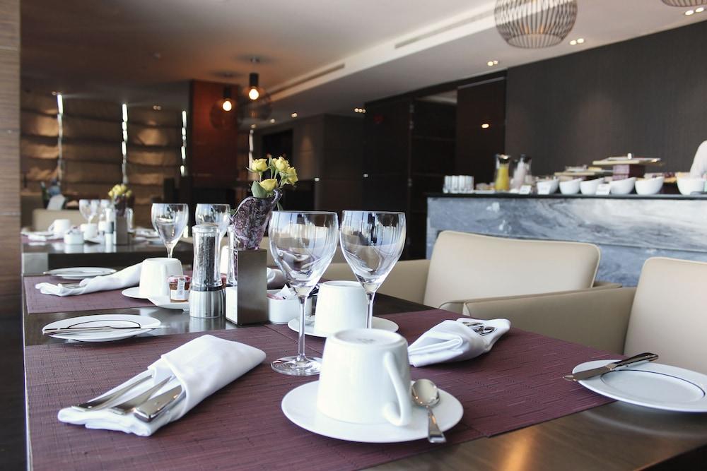 Ramee Grand Hotel And Spa Manama Exterior foto A table set for fine dining