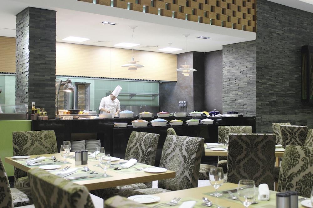 Ramee Grand Hotel And Spa Manama Exterior foto The restaurant
