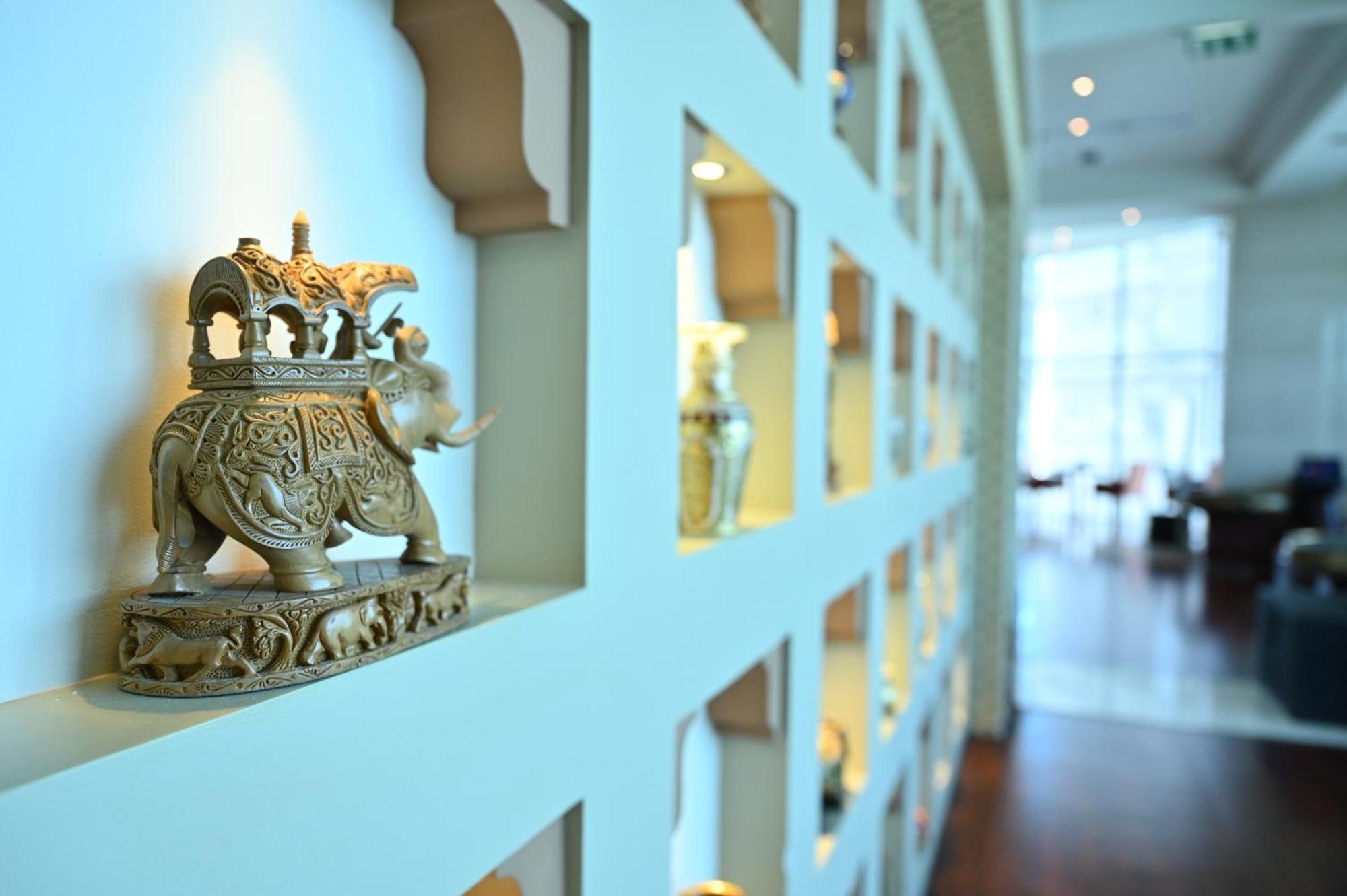 Ramee Grand Hotel And Spa Manama Exterior foto Interior of the hotel