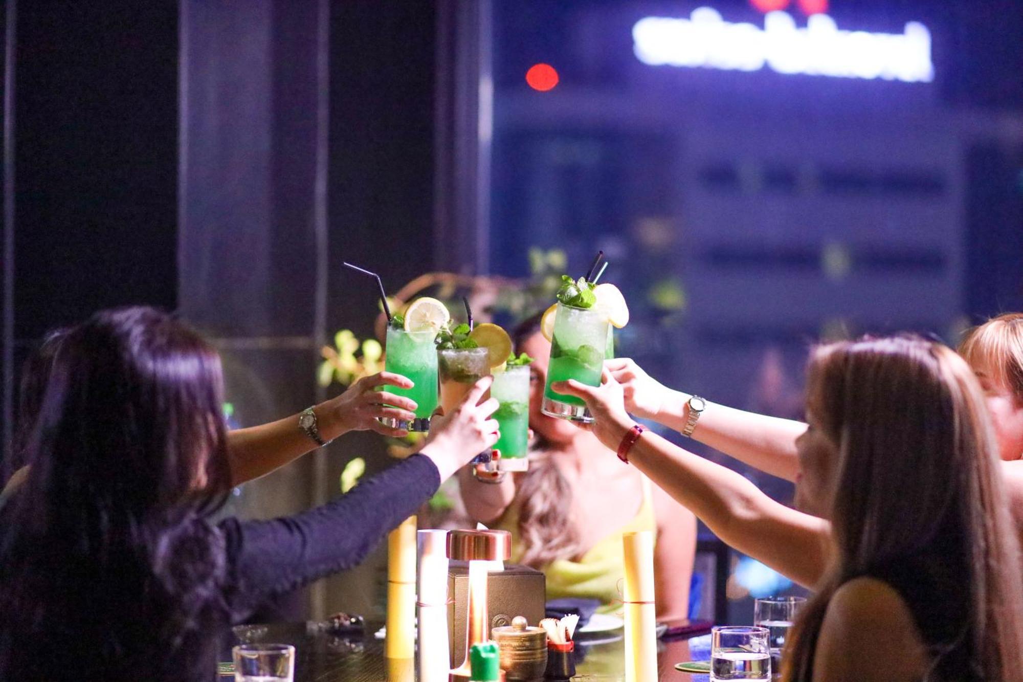 Ramee Grand Hotel And Spa Manama Exterior foto A group of friends toasting with cocktails