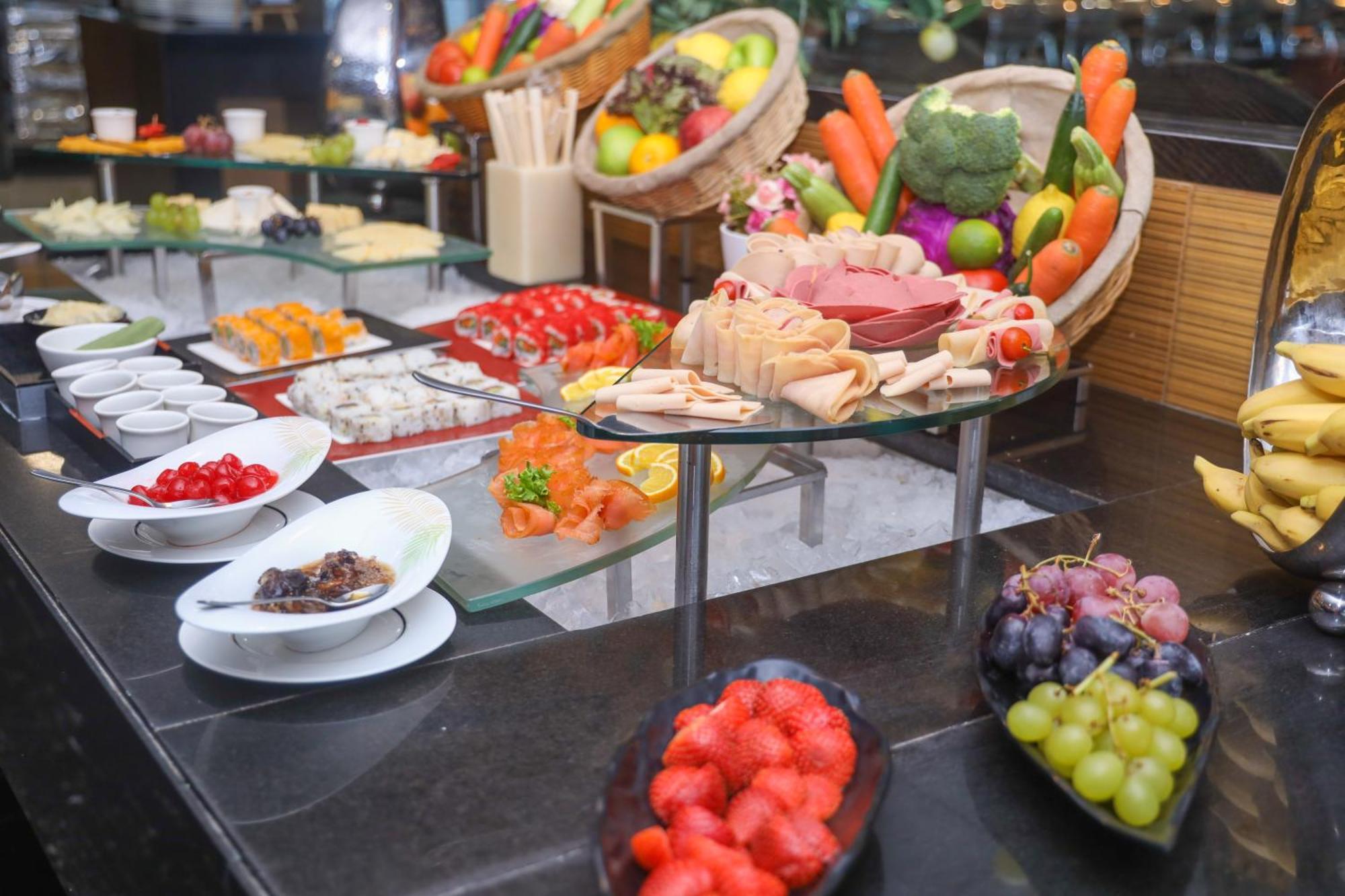 Ramee Grand Hotel And Spa Manama Exterior foto A buffet at a hotel