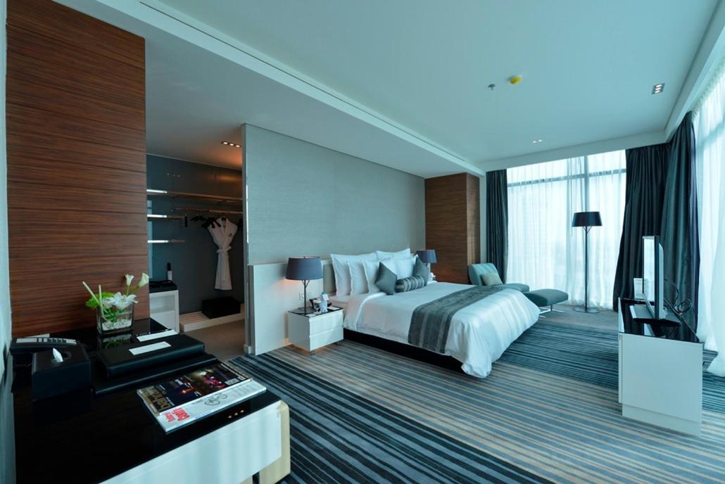 Ramee Grand Hotel And Spa Manama Exterior foto A bedroom at the hotel