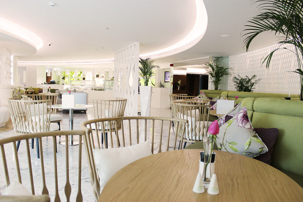 Ramee Grand Hotel And Spa Manama Exterior foto The interior of the lounge